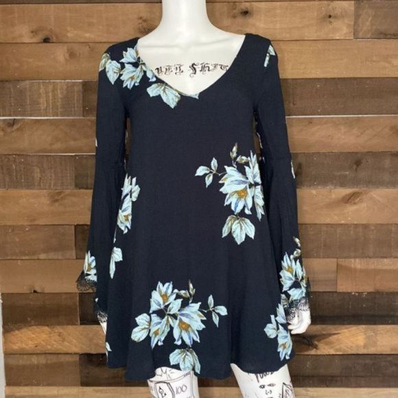 🎉🎉 HOST PICK 🎉🎉 Free People Flowy Top W Wide Sleeves - Picture 1 of 9